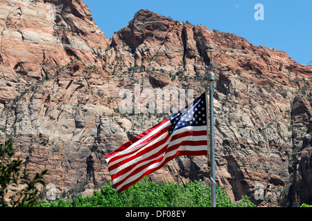 Flagge der Vereinigten Staaten fliegen vor Felsformationen in den Zion Nationalpark, Utah, USA, Nordamerika Stockfoto