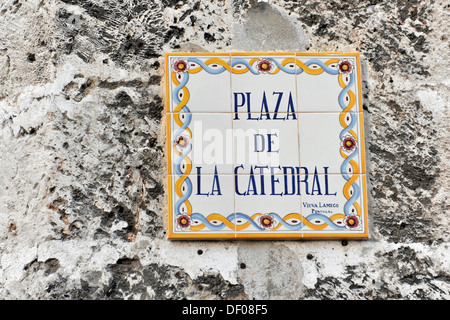 Gekachelte Straßenschild, Plaza De La Catedral, Centro Habana, Centro Habana, Cuba, große Antillen, Karibik, Mittelamerika Stockfoto