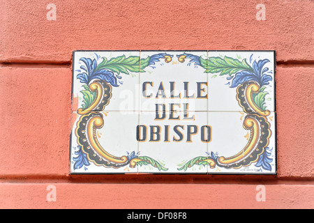 Gekachelte Straßenschild, Calle del Obispo, Centro Habana, Centro Habana, Cuba, große Antillen, Karibik, Mittelamerika, Amerika Stockfoto