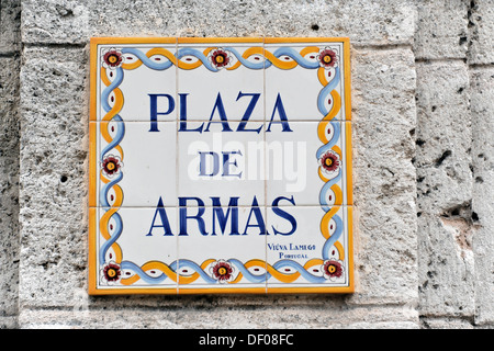 Gekachelte Straßenschild, Plaza de Armas, Centro Habana, Centro Habana, Cuba, große Antillen, Karibik, Mittelamerika, Amerika Stockfoto