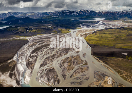 Luftaufnahme, geflochtene Tungnaá Fluss, Rhyolit-Berge, die teilweise mit Schnee bedeckt, Landmannalaugar Stockfoto