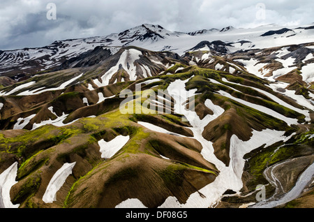 Luftaufnahme, Rhyolit-Berge, die teilweise mit Schnee bedeckt, Landmannalaugar, Fjallabak Naturschutzgebiet, isländische Hochland Stockfoto