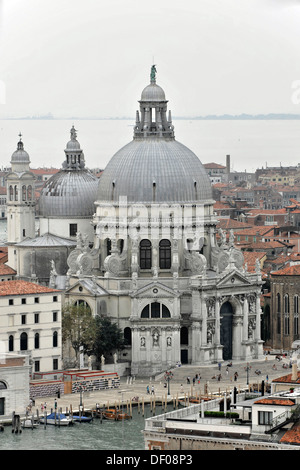 Blick vom Campanile in Richtung der Kirche Santa Maria della Salute über den Canal Grande, Venedig, Veneto, Italien, Europa Stockfoto