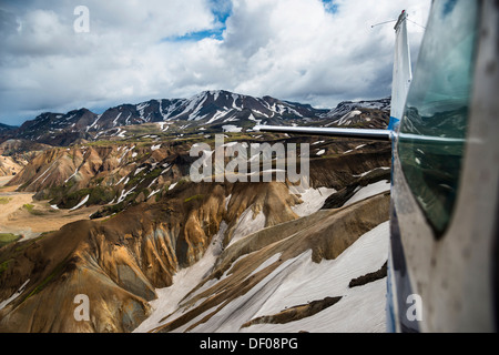 Luftbild, Cessna Flugzeug, Rhyolit-Berge, die teilweise mit Schnee bedeckt, Landmannalaugar, Fjallabak Naturschutzgebiet Stockfoto