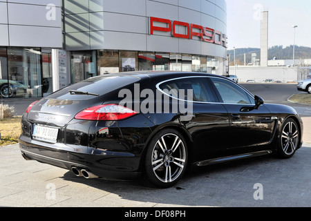 Porsche Panamera Hybrid S vor Showrooms der Porsche Zentrum Schwäbisch Gmünd, während die neue Präsentation 2012 Stockfoto