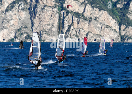 Windsurfer Surfen bei starkem Wind am Gardasee in der Nähe von Malcesine, Gardasee, Veneto, Italien, Europa Stockfoto