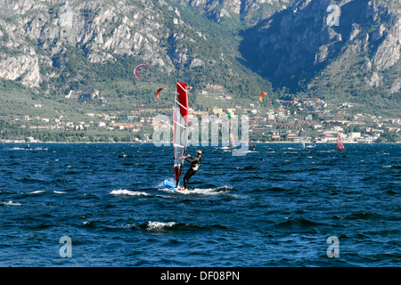 Windsurfer Surfen bei starkem Wind am Gardasee in der Nähe von Malcesine, Gardasee, Veneto, Italien, Europa Stockfoto