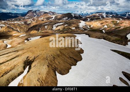 Luftaufnahme, Rhyolit-Berge, die teilweise mit Schnee bedeckt, Landmannalaugar, Fjallabak Naturschutzgebiet, isländische Hochland Stockfoto