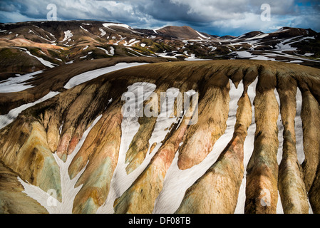 Luftaufnahme, Rhyolit-Berge, die teilweise mit Schnee bedeckt, Landmannalaugar, Fjallabak Naturschutzgebiet, isländische Hochland Stockfoto