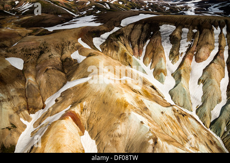 Luftaufnahme, Rhyolit-Berge, die teilweise mit Schnee bedeckt, Landmannalaugar, Fjallabak Naturschutzgebiet, isländische Hochland Stockfoto