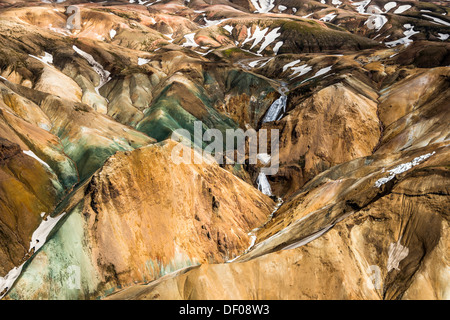 Luftaufnahme, Rhyolit-Berge, die teilweise mit Schnee bedeckt, Landmannalaugar, Fjallabak Naturschutzgebiet, isländische Hochland Stockfoto