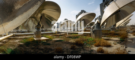 Parabolgeschirr-Reflektoren Experimentelle Solarforschungsstation in Kuwait zerstört durch Irak im Jahr 1990 - Erstes kuwaitisch-deutsches Solar-Gewächshaus-Projekt Stockfoto