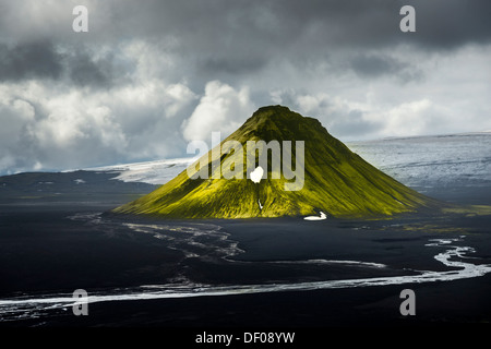 Luftaufnahme, moosbedeckten Mælifell Berg, schwarzen Sand der Mælifellssandur Wüste, isländische Hochland, Island, Europa Stockfoto