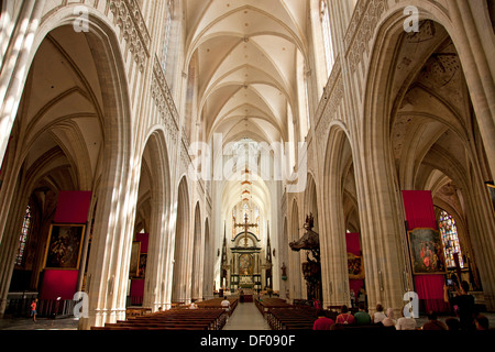 Interieur von der Onze-Lieve-Vrouwekathedraal (Kathedrale unserer lieben Frau) in Antwerpen, Belgien Stockfoto