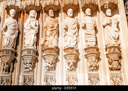 Figuren der Apostel auf dem gotischen Portal, Haupteingang, Dominikanerinnen-Kloster Mosteiro de Santa Maria da Vitoria Stockfoto