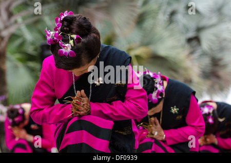 Traditioneller Tanz, Frauen tragen traditionellen Kleidung eine Geste der Gruß oder Wai, Loi Krathong oder Loy Gratong Festival Stockfoto