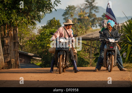 Hill Tribe Menschen, Lisu Menschen, einer ethnischen Minderheit, Männer auf ihren Motorrädern in ein Dorf, Nord-Thailand, Thailand, Asien Stockfoto