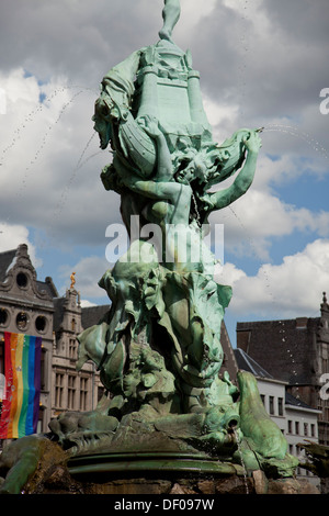 Statue von Brabo und der Riese Hand Brunnen auf dem Marktplatz Grote Markt in Antwerpen, Belgien Stockfoto
