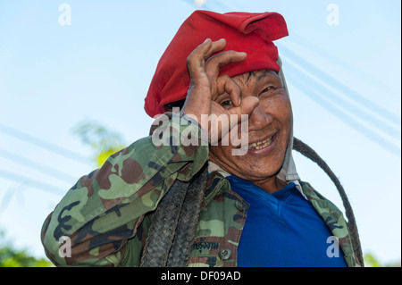 Mann aus Shan oder Thai Yai die ethnische Minderheit der Nachahmung einer Kameras durch seine Finger vors Gesicht halten Porträt Stockfoto