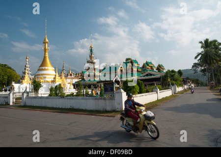 Pagode oder Chedi, Motorrad auf der Straße vor dem Tempel Wat Jong Kham und Chong Kham oder Wat Jong Klang und Chong Stockfoto