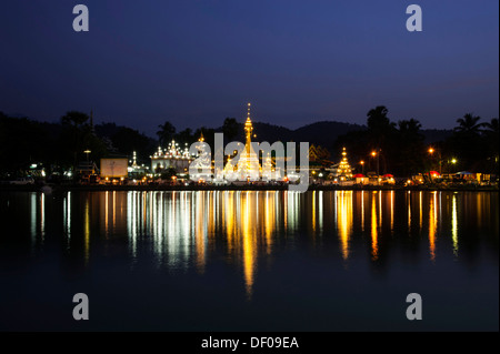 Pagode oder Chedi in Dämmerung, magische Stunde, Reflexionen im Nong Jong Kham See, Tempelanlage Wat Jong Kham oder Chong Kham und Stockfoto