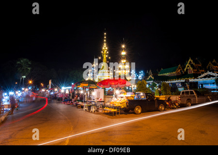 Nacht-Markt ausserhalb der Tempelanlage Wat Jong Kham, Chong Kham und Wat Jong Klang oder Chong Klang, Mae Hong Son Stockfoto