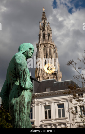 Statue De Buildrager vor der Kirche Turm von der Onze-Lieve-Vrouwekathedraal (Kathedrale unserer lieben Frau) in Antwerpen, Belgien Stockfoto