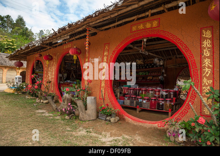 Tee-Shop in einem Dorf der chinesischen Minderheit an der Grenze zu Myanmar, Ban Rak Thai oder Mae Aw, Nord-Thailand, Thailand Stockfoto