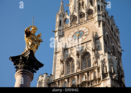 Jungfrau Maria auf die Mariensäule und das neue Rathaus Neues Rathaus auf der zentralen quadratischen Marienplatz in München, Bayern, Deutschland Stockfoto