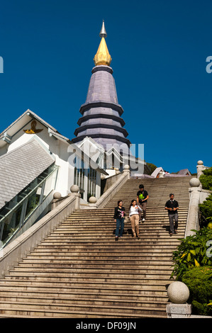 Menschen auf der Treppe, Phra Mahathat Naphamethinidon Tempelkomplex, Chedi der Königin, Doi Inthanon Nationalpark Stockfoto
