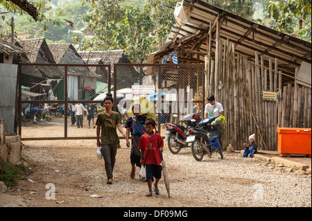 Flüchtlinge vor dem Haupteingang, Mae La Flüchtlingslager nach dem Karen-Stamm in der Nähe von Mae Sot an der thailändisch-burmesischen Grenze Stockfoto