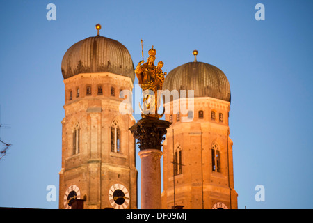 Jungfrau Maria auf die Mariensäule und die Kirchtürme der Frauenkirche in München, Bayern, Deutschland Stockfoto