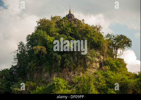 Goldene Chedi auf einem Hügel, Tempel und Kloster Wat Phra Archa Thong oder Golden Horse Temple, Mae Chan, Provinz Chiang Rai Stockfoto