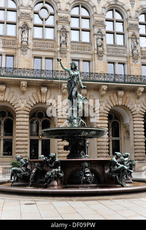 Innenhof des Hamburger Rathaus und der Börse mit seiner kunstvoll verzierten Fassade im Stil der italienischen und nördlichen Stockfoto