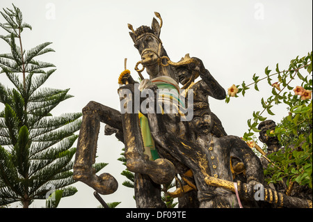 Pferd und Reiter Statue, Tempel und Kloster Wat Phra Archa Thong oder Golden Horse Temple, Mae Chan, Provinz Chiang Rai Stockfoto