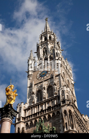 Jungfrau Maria auf die Mariensäule und das neue Rathaus Neues Rathaus auf der zentralen quadratischen Marienplatz in München, Bayern, Deutschland Stockfoto