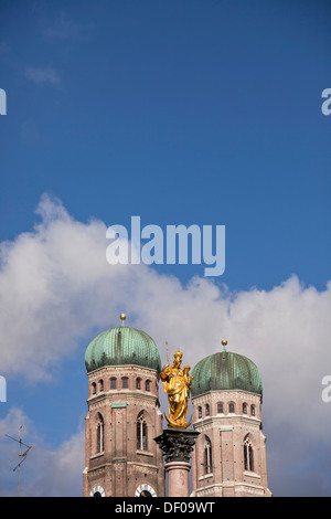 Jungfrau Maria auf die Mariensäule und die Kirchtürme der Frauenkirche in München, Bayern, Deutschland Stockfoto