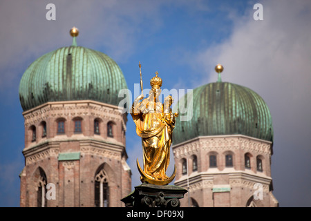 Jungfrau Maria auf die Mariensäule und die Kirchtürme der Frauenkirche in München, Bayern, Deutschland Stockfoto