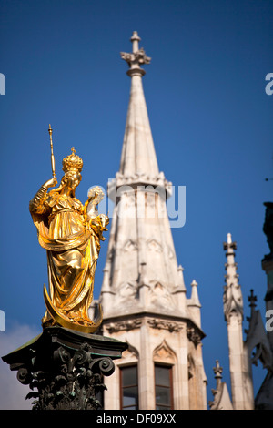 Jungfrau Maria auf die Mariensäule und das neue Rathaus Neues Rathaus auf der zentralen quadratischen Marienplatz in München, Bayern, Deutschland Stockfoto