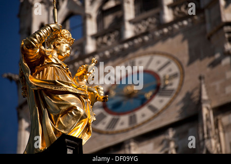 Jungfrau Maria auf die Mariensäule und das neue Rathaus Neues Rathaus auf der zentralen quadratischen Marienplatz in München, Bayern, Deutschland Stockfoto