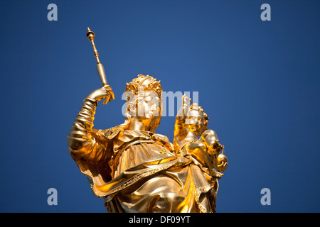 goldene Jungfrau Maria auf die Mariensäule auf dem zentralen Quadrat Marienplatz in München, Bayern, Deutschland Stockfoto