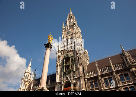 Jungfrau Maria auf die Mariensäule und das neue Rathaus Neues Rathaus auf der zentralen quadratischen Marienplatz in München, Bayern, Deutschland Stockfoto
