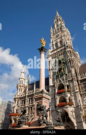 Jungfrau Maria auf die Mariensäule und das neue Rathaus Neues Rathaus auf der zentralen quadratischen Marienplatz in München, Bayern, Deutschland Stockfoto