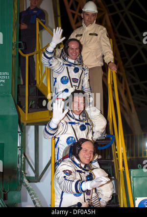 Internationale Raumstation ISS Expedition 37 russische Flugingenieur Sergey Ryazanskiy, Top, NASA Flight Engineer Michael Hopkins &amp; Sojus Commander Oleg Kotov, unten, Welle Abschied, als sie an Bord die Sojus-Rakete für den Start in Baikonur Kosmodrom 26. September 2013 in Baikonur, Kasachstan. Stockfoto