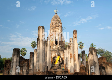 Sitzende Buddha-Statue vor einem Chedi, Tempelanlage Wat Phra Si Rattana Mahathat Chaliang Stockfoto