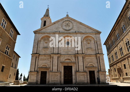 Renaissance-Fassade der Kathedrale von Pienza, gebaut von 1459-1462, Pienza, Toskana, Italien, Europa Stockfoto