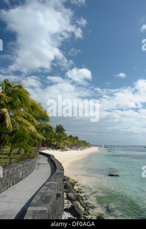 Blick auf den Strand im Beachcomber Hotel Le Victoria in der Nähe von Pointe Aux Piments, Mauritius, Afrika, Indischer Ozean Stockfoto