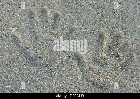 Eheringe und Hand druckt in den Sand am Strand von Pointe Aux Piments, Mauritius, Afrika Stockfoto