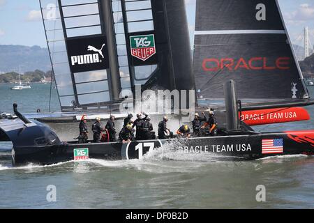 San Francisco, Kalifornien, USA. 25. September 2013. Oracle Team USA Mitglieder feiern nach dem Gewinn der 2013 America Cup mit einem unglaublichen Comeback gewann ihre acht Finalrennen gegen Emirates Team New Zealand, 9-8-Titel behalten. Jeremy Breningstall/ZUMAPRESS.com/Alamy © Live-Nachrichten Stockfoto