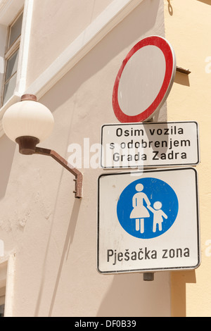 Verkehrszeichen, Fußgängerzone im Zentrum historischen Stadt Zadar, Dalmatien, Kroatien, Südeuropa, Europa Stockfoto